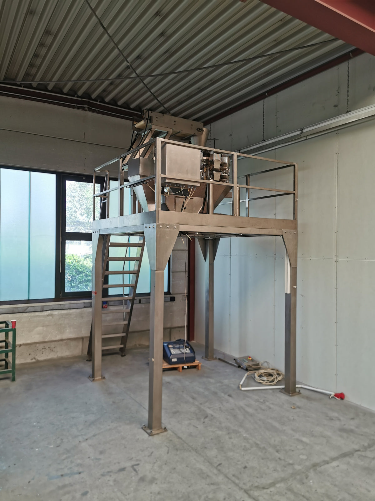 Mehrkopfwaage Fabrikat Selo neuwertig mit Bühne und Leiter aus Edelstahl.